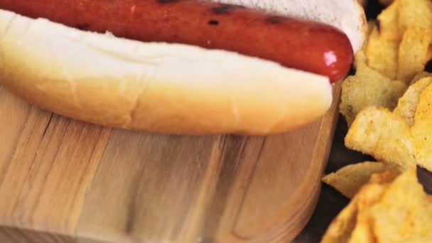 Hot dogs grillés sur un pain de hot-dog blanc — Video