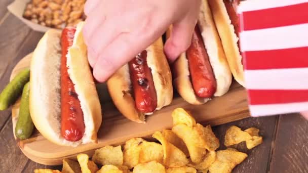 Grilled hot dogs on a white hot dog buns — Stock Video