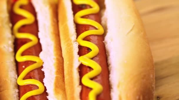 Grilované párky na bílém hotdogy — Stock video