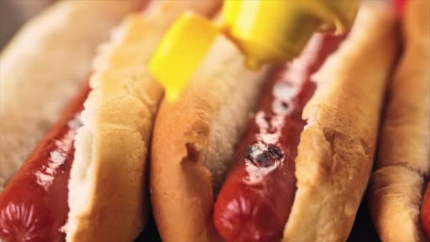 Gegrilde hotdogs op een witte hot dog buns — Stockvideo