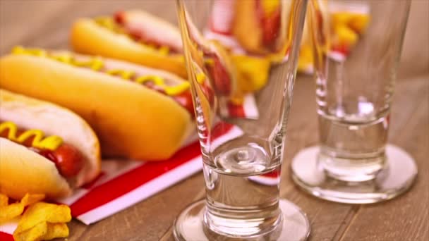 Cachorros quentes grelhados com mostarda e ketchup — Vídeo de Stock