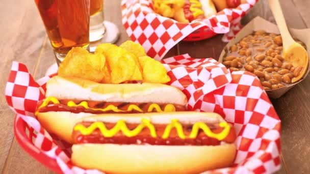 Жареные хот-доги с горчицей и кетчупом — стоковое видео