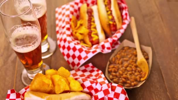 Hot-dogs grillés à la moutarde et au ketchup — Video