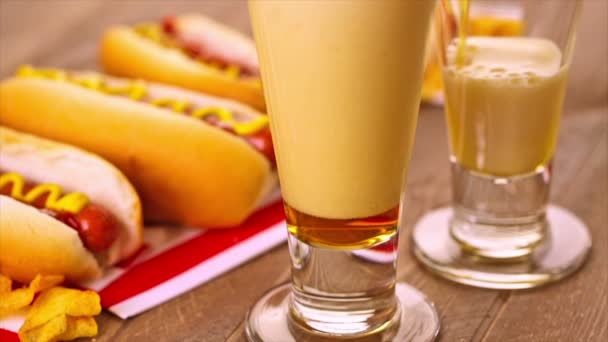Gegrillte Hot Dogs mit Senf und Ketchup — Stockvideo