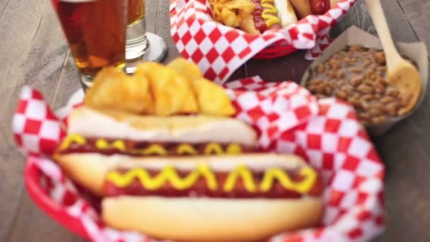 Hot dog alla griglia con senape e ketchup — Video Stock