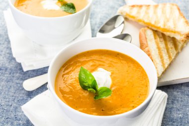 Közlenmiş domates çorbası