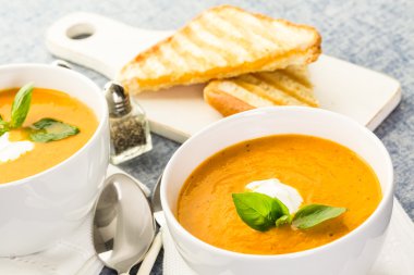 Közlenmiş domates çorbası