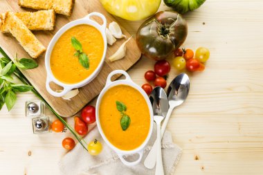 Organik hatıra domates ile pişmiş kavrulmuş domates çorbası