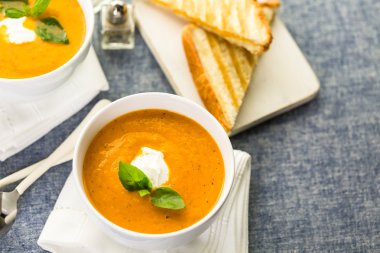 Közlenmiş domates çorbası