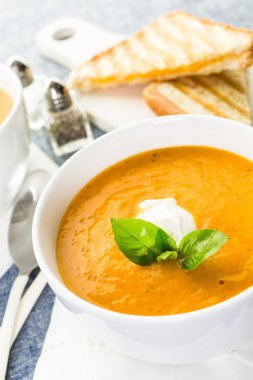 Közlenmiş domates çorbası