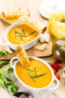 Organik hatıra domates ile pişmiş kavrulmuş domates çorbası