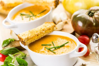 Organik hatıra domates ile pişmiş kavrulmuş domates çorbası