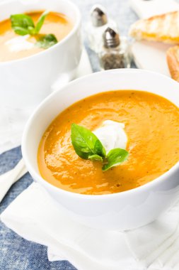 Közlenmiş domates çorbası