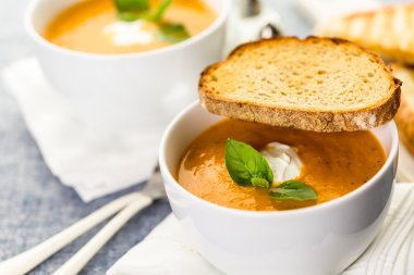 Organik hatıra domates ile pişmiş kavrulmuş domates çorbası