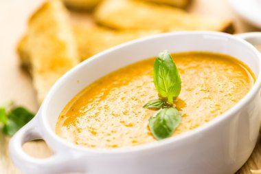 Organik hatıra domates ile pişmiş kavrulmuş domates çorbası