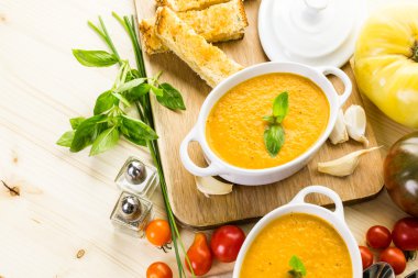 Organik hatıra domates ile pişmiş kavrulmuş domates çorbası