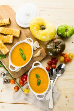 Organik hatıra domates ile pişmiş kavrulmuş domates çorbası