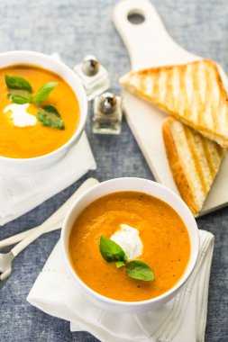 Közlenmiş domates çorbası