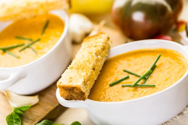 Zuppa di pomodoro arrosto cucinato con pomodori cimelio biologico — Foto Stock