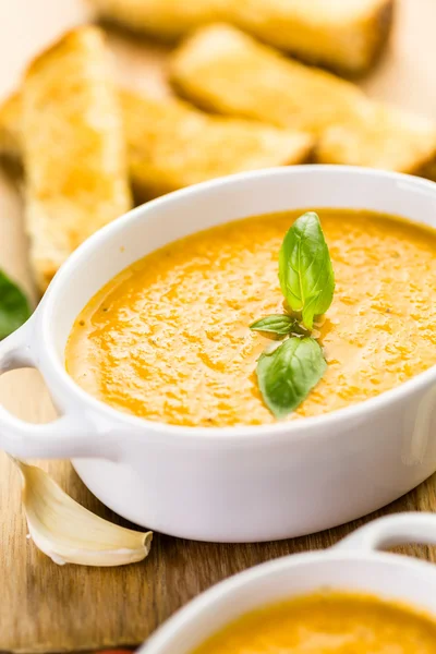 Geröstete Tomatensuppe mit Bio-Tomaten gekocht — Stockfoto