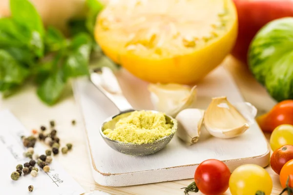 Organic heirloom tomatoes — Stock Photo, Image