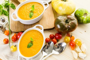 Közlenmiş domates çorbası