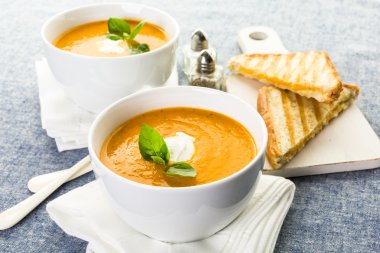 Közlenmiş domates çorbası