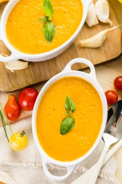 Közlenmiş domates çorbası