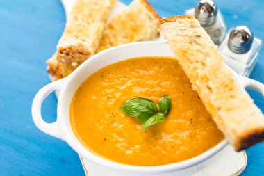 Organik hatıra domates ile pişmiş kavrulmuş domates çorbası