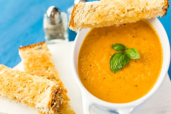 Sopa de tomate asada cocida con tomates hereditarios orgánicos —  Fotos de Stock