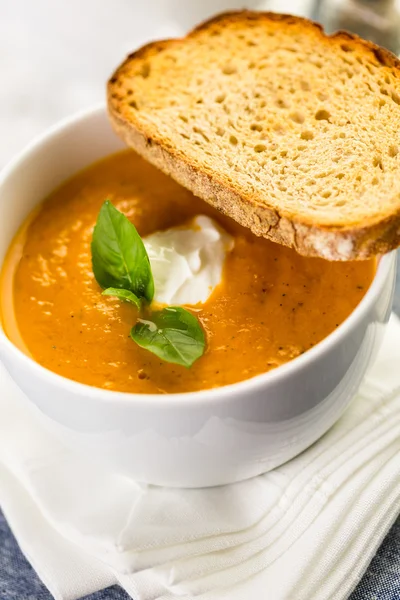 Sopa de tomate asada cocida con tomates hereditarios orgánicos —  Fotos de Stock