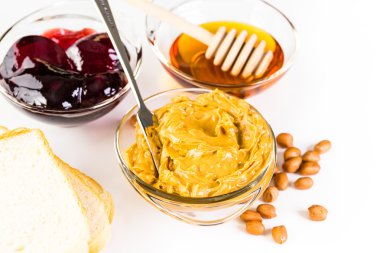 Ev yapımı fıstık ezmesi ve jöle sandviç