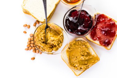 Ev yapımı fıstık ezmesi ve jöle sandviç