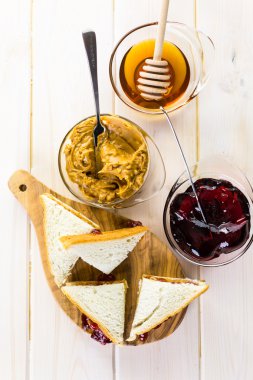 ev yapımı fıstık ezmesi ve jöle sandviç