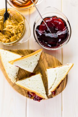 ev yapımı fıstık ezmesi ve jöle sandviç