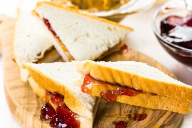 ev yapımı fıstık ezmesi ve jöle sandviç