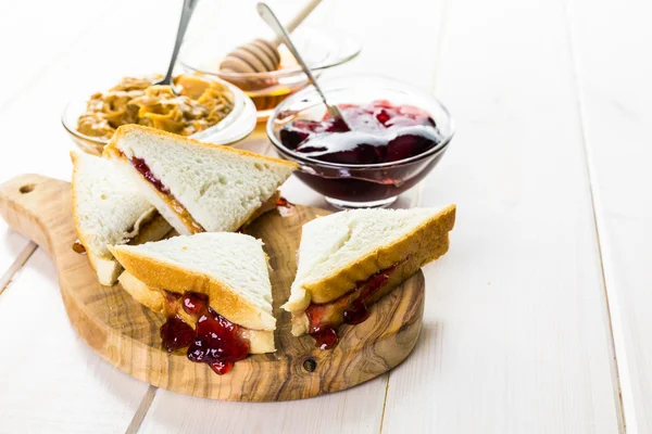 Homemade peanut butter and jelly sandwich — Stock Photo, Image