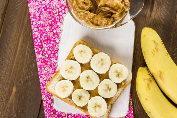 Sandwich casero de mantequilla de maní y plátano — Foto de Stock