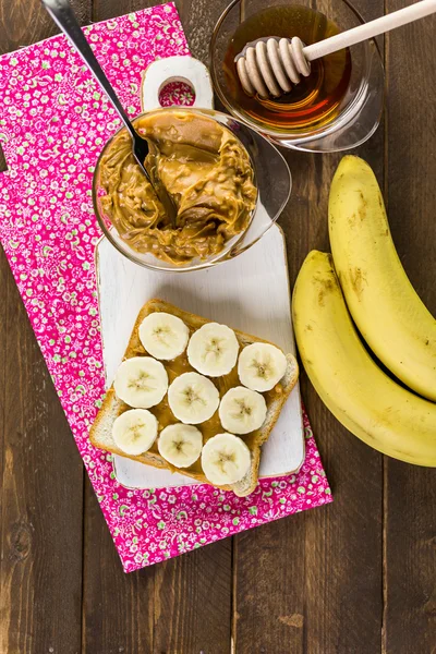 Домашний сэндвич с арахисовым маслом и бананом — стоковое фото