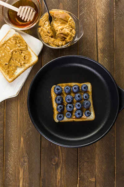 Homemade peanut butter and blueberry sandwich — Stock Photo, Image