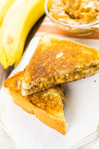 Zelfgemaakte pindakaas en banaan sandwich — Stockfoto