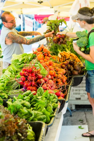 Sommar jordbrukarna marknaden — Stockfoto