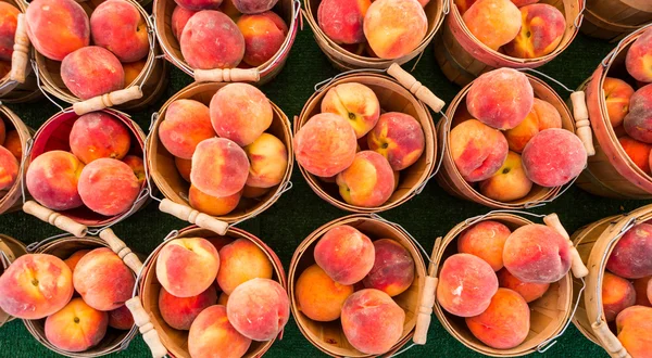 Produkte aus der Region auf dem sommerlichen Bauernmarkt — Stockfoto