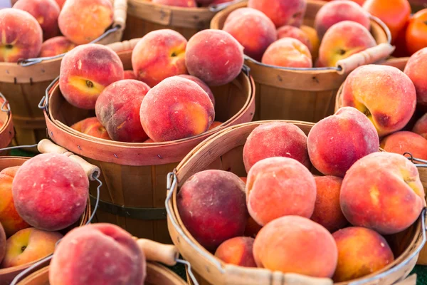 Lokala råvaror på sommaren jordbrukarna marknaden — Stockfoto