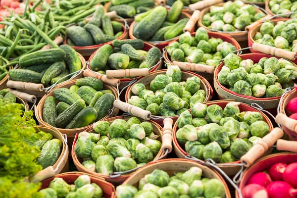 Productos locales en el mercado de agricultores de verano — Foto de Stock
