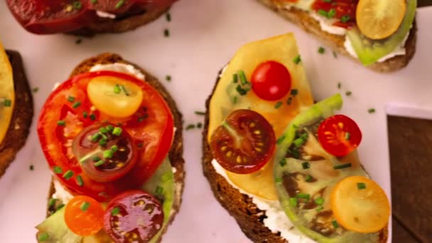 Heirloom помідорами бутерброди — стокове відео