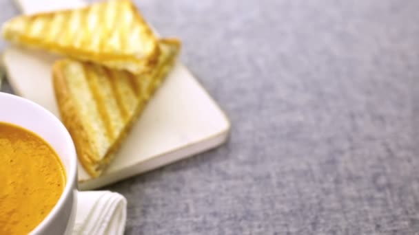 Soupe de tomates rôties cuites avec des tomates héritées biologiques 