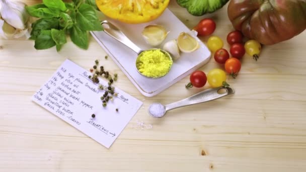 Organische erfstuk tomaten — Stockvideo