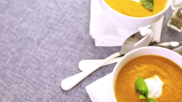 Sopa de tomate assada cozida com tomate herdeiro orgânico — Vídeo de Stock