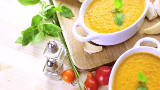 Roasted tomato soup cooked with organic heirloom tomatoes — Stock Video